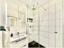 Badezimmer Zwei Balkone + zwei Zimmer = Ihre liebevoll renovierte Eigentumsohnung in 45478 Broich