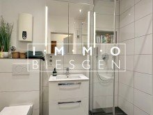 Badezimmer Zwei Balkone + zwei Zimmer = Ihre liebevoll renovierte Eigentumsohnung in 45478 Broich