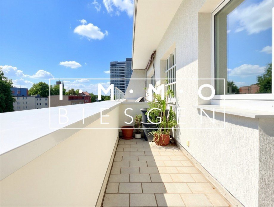 Balkon Wohnzimmerbereich - (KI generiert) Wohnung M�lheim an der Ruhr
