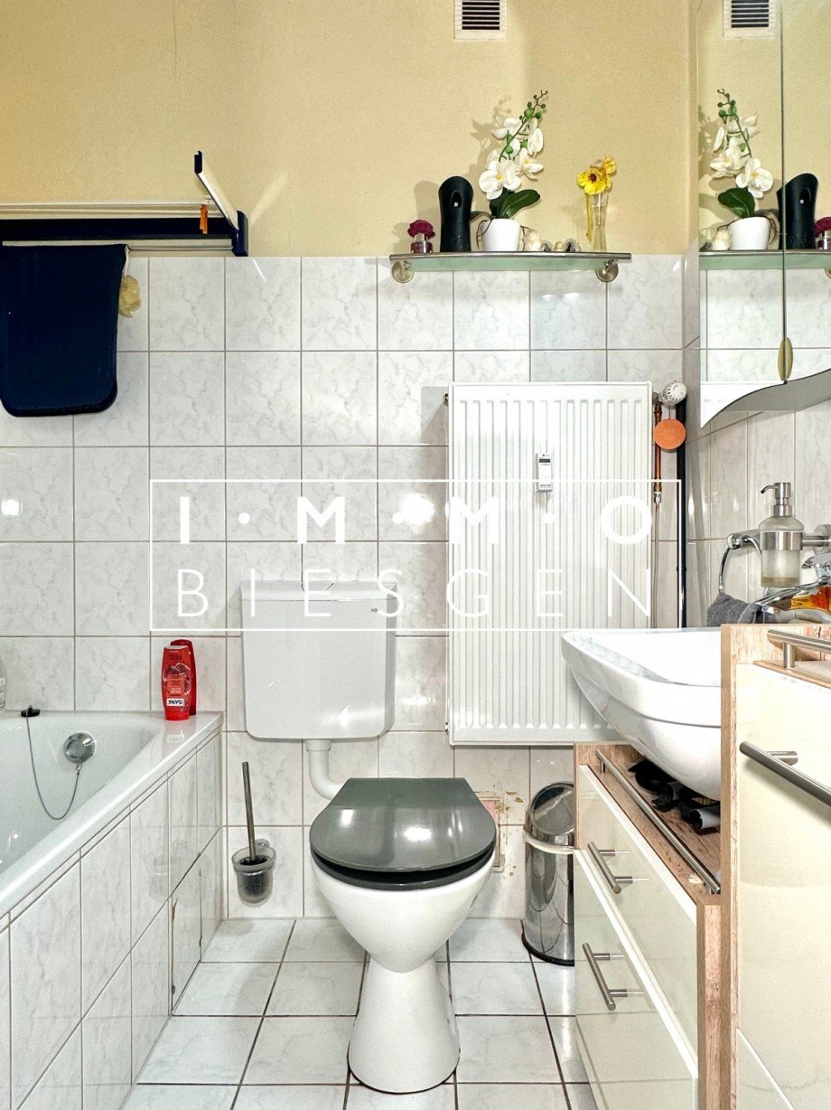 Badezimmer 1. OG Links Mehrfamilienhaus Oberhausen