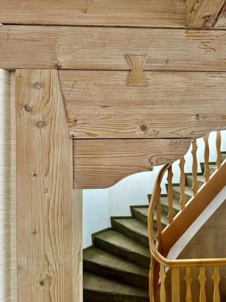 Holzelemente im Wohnzimmer Haus Bonn