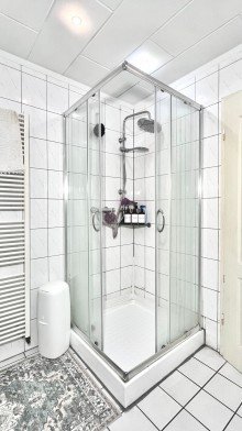 Dusche  Haus im Haus  Familientraum mit Garten, Pool, Sauna und Garage in Oberhausen