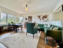 Wohnzimmer Zwei Balkone + zwei Zimmer = Ihre liebevoll renovierte Eigentumsohnung in 45478 Broich