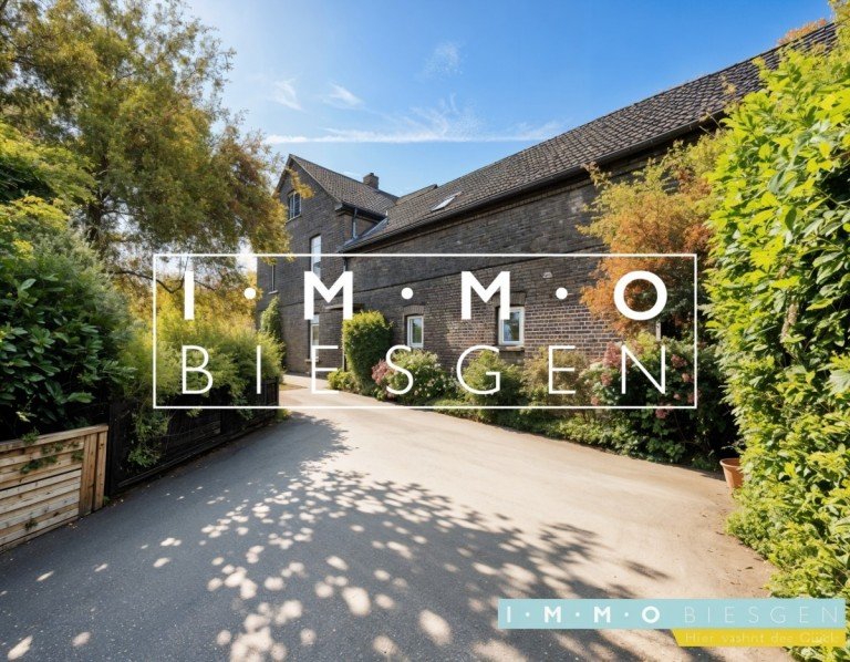Stellpl�tze WE M�lheim an der Ruhr / Holthausen Mehrfamilienhaus Freiwerdendes 3 Familienhaus in 45470 M�lheim - Holthausen zur Revitalisierung oder als Baugrundst�ck.