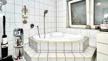 Badezimmer  Haus im Haus  Familientraum mit Garten, Pool, Sauna und Garage in Oberhausen