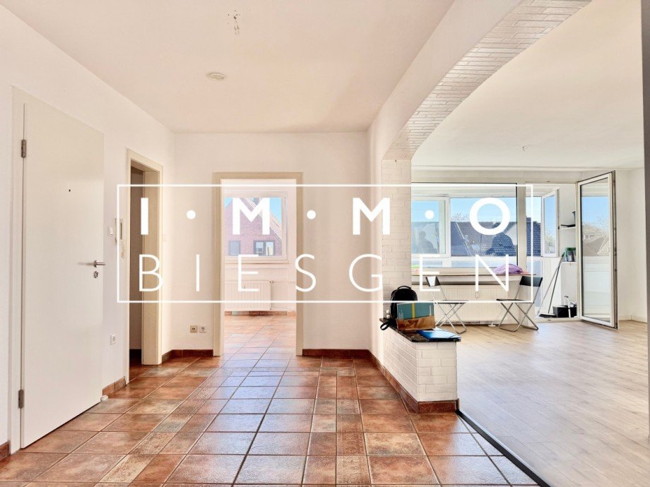 Eingangsbereich und Wohnzimmer 2. OG L Mehrfamilienhaus Oberhausen