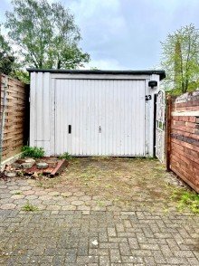 Garage  Haus im Haus  Familientraum mit Garten, Pool, Sauna und Garage in Oberhausen