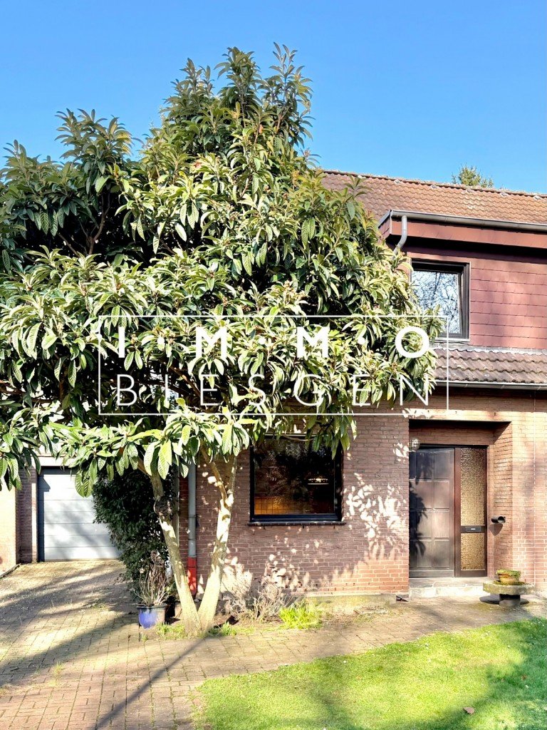 Au�enansicht Duisburg Haus Familienfreundliche Doppelhaush�lfte mit Garten, Garage und Kellerbar in Rhein-N�he